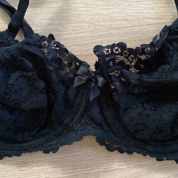 Victoria’s Secret Underwire Lace Bra - Picture 3 of 7